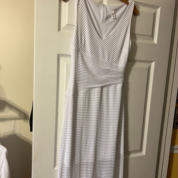 Cache elegant evening ware.Excellent for dinner party or even a beach wedding. - Picture 3 of 9